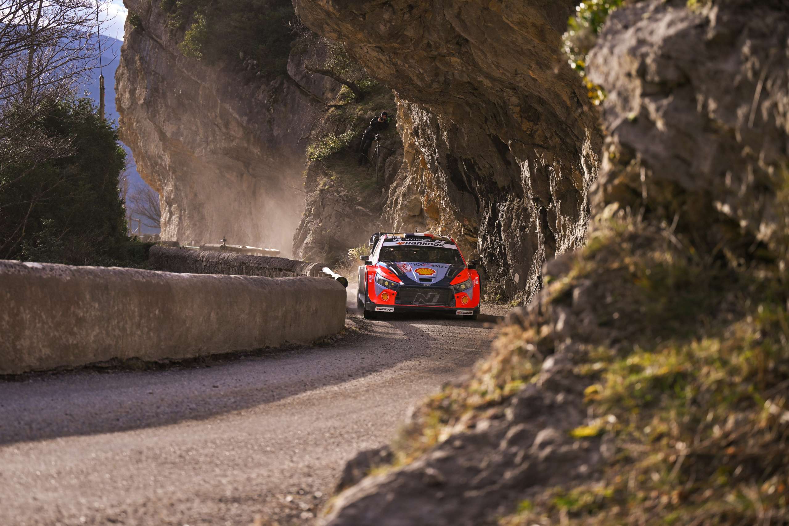 Ogier amministra, Fourmaux accende la lotta per il secondo posto: risveglio frizzante al Monte-Carlo!